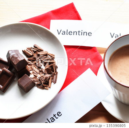 チョコレートとホットチョコレートのクローズアップ chocolateの文字をそえて チョコレートとホットチョコレートのクローズアップ chocolateの文字をそえて 135390805