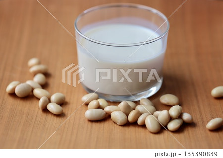 蒸し大豆とグラスに入れた豆乳 蒸し大豆とグラスに入れた豆乳 135390839