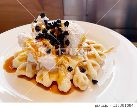 ワッフルケーキ 生クリームをたっぷりのせたベルギーワッフル ワッフルケーキ 生クリームをたっぷりのせたベルギーワッフル 135391094