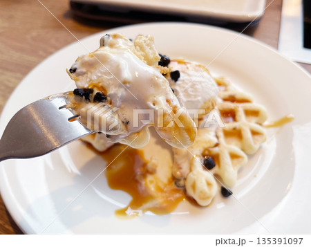 ワッフルケーキ 生クリームをたっぷりのせたベルギーワッフル ワッフルケーキ 生クリームをたっぷりのせたベルギーワッフル 135391097