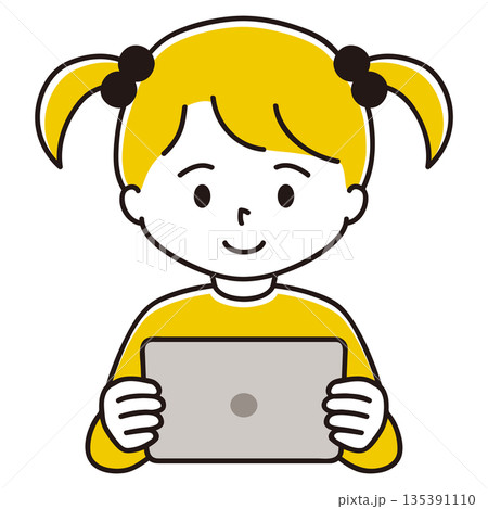 タブレット端末で勉強する女の子のイラスト 135391110