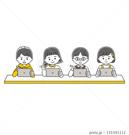 机に向かってタブレット端末で勉強する子どもたちのイラスト 135391112
