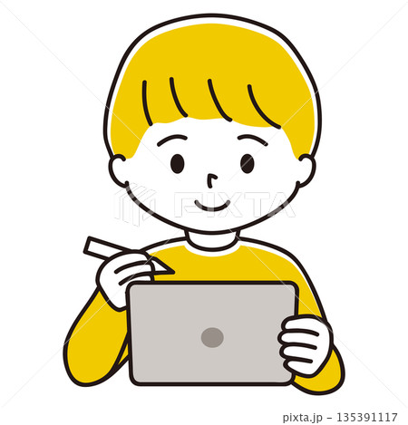 ペンタブを持ってタブレット端末で勉強する男の子のイラスト ペンタブを持ってタブレット端末で勉強する男の子のイラスト 135391117