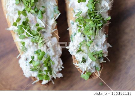 ツナとブロッコリースプラウトのタルティーヌ　バゲットオープンサンド 135391135