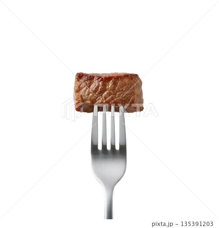 フォークに刺さったジューシーなステーキ一口 135391203