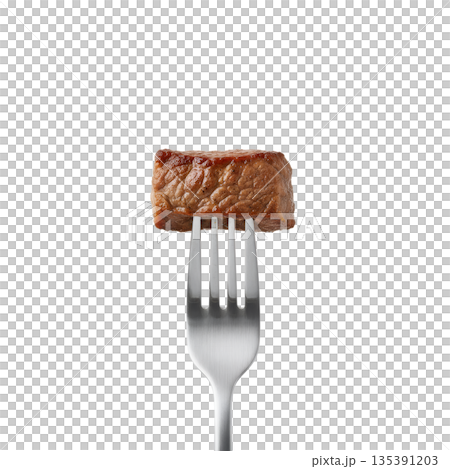 フォークに刺さったジューシーなステーキ一口 135391203