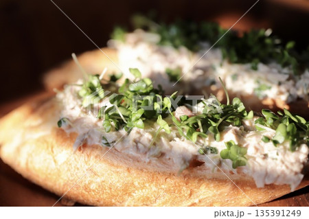 ツナとブロッコリースプラウトのタルティーヌ　バゲットオープンサンド 135391249