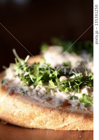 ツナとブロッコリースプラウトのタルティーヌ バゲットオープンサンド ツナとブロッコリースプラウトのタルティーヌ バゲットオープンサンド 135391250