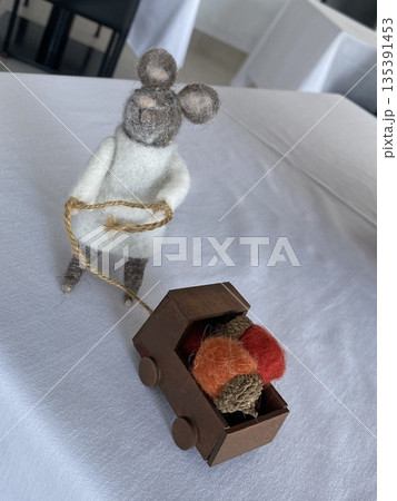 手作りのフェルト人形と木のおもちゃ 135391453