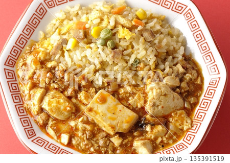 麻婆豆腐餡かけ炒飯 135391519