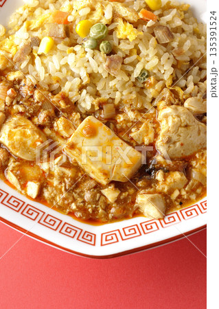 麻婆豆腐餡かけ炒飯 135391524