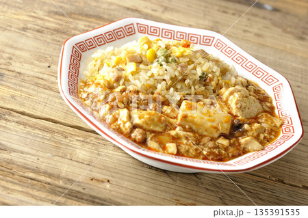 麻婆豆腐餡かけ炒飯 135391535