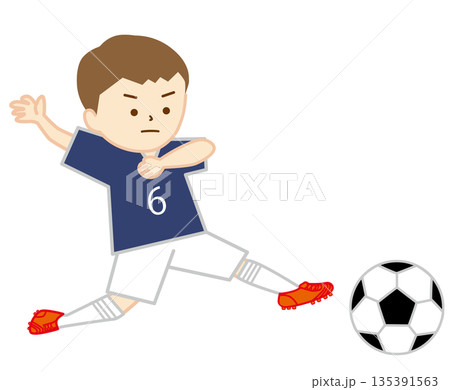サッカーの試合でボールをカットする男の子 135391563