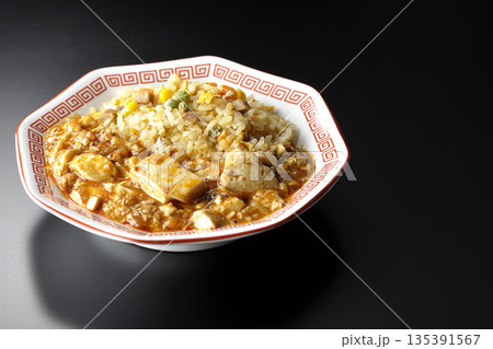 麻婆豆腐餡かけ炒飯を黒背景で撮影 麻婆豆腐餡かけ炒飯を黒背景で撮影 135391567