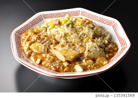 麻婆豆腐餡かけ炒飯を黒背景で撮影 135391569