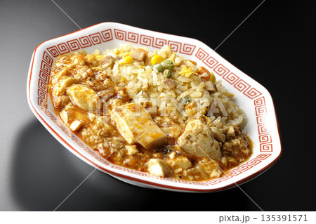 麻婆豆腐餡かけ炒飯を黒背景で撮影 麻婆豆腐餡かけ炒飯を黒背景で撮影 135391571
