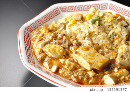 麻婆豆腐餡かけ炒飯を黒背景で撮影 麻婆豆腐餡かけ炒飯を黒背景で撮影 135391577