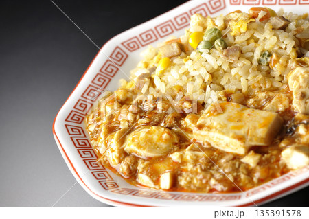 麻婆豆腐餡かけ炒飯を黒背景で撮影 135391578