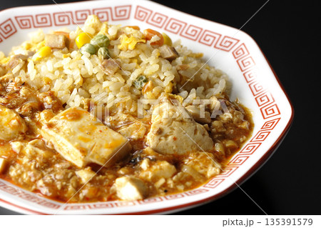 麻婆豆腐餡かけ炒飯を黒背景で撮影 麻婆豆腐餡かけ炒飯を黒背景で撮影 135391579