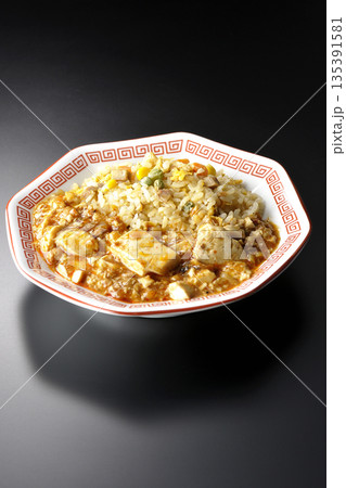 麻婆豆腐餡かけ炒飯を黒背景で撮影 135391581