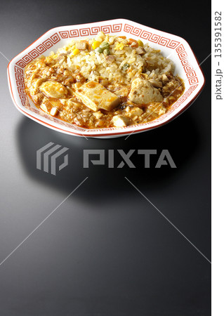 麻婆豆腐餡かけ炒飯を黒背景で撮影 麻婆豆腐餡かけ炒飯を黒背景で撮影 135391582
