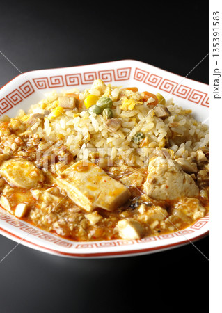 麻婆豆腐餡かけ炒飯を黒背景で撮影 135391583