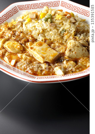 麻婆豆腐餡かけ炒飯を黒背景で撮影 麻婆豆腐餡かけ炒飯を黒背景で撮影 135391585
