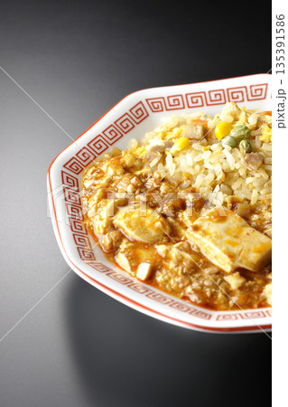 麻婆豆腐餡かけ炒飯を黒背景で撮影 麻婆豆腐餡かけ炒飯を黒背景で撮影 135391586