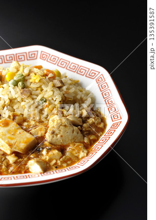 麻婆豆腐餡かけ炒飯を黒背景で撮影 麻婆豆腐餡かけ炒飯を黒背景で撮影 135391587