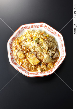 麻婆豆腐餡かけ炒飯を黒背景で撮影 麻婆豆腐餡かけ炒飯を黒背景で撮影 135391592