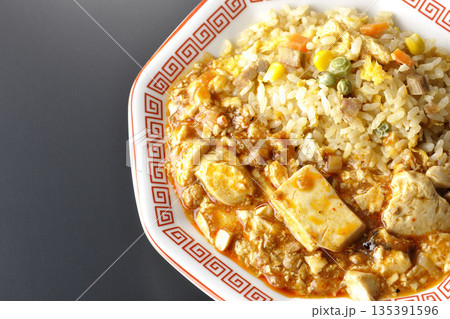 麻婆豆腐餡かけ炒飯を黒背景で撮影 135391596
