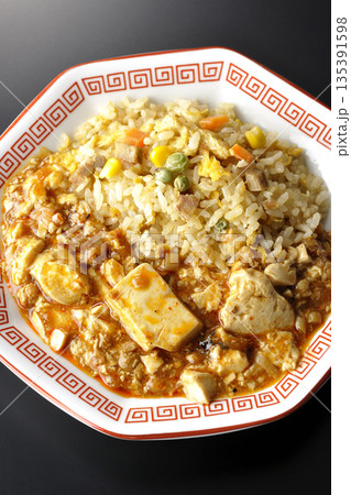 麻婆豆腐餡かけ炒飯を黒背景で撮影 麻婆豆腐餡かけ炒飯を黒背景で撮影 135391598