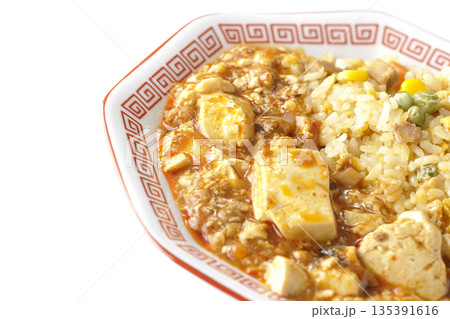 麻婆豆腐餡かけ炒飯を白背景で撮影 麻婆豆腐餡かけ炒飯を白背景で撮影 135391616