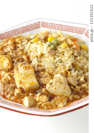 麻婆豆腐餡かけ炒飯を白背景で撮影 麻婆豆腐餡かけ炒飯を白背景で撮影 135391622