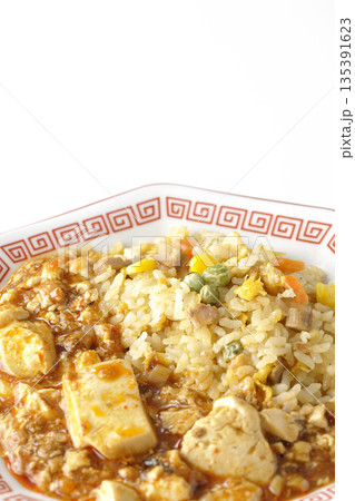 麻婆豆腐餡かけ炒飯を白背景で撮影 麻婆豆腐餡かけ炒飯を白背景で撮影 135391623