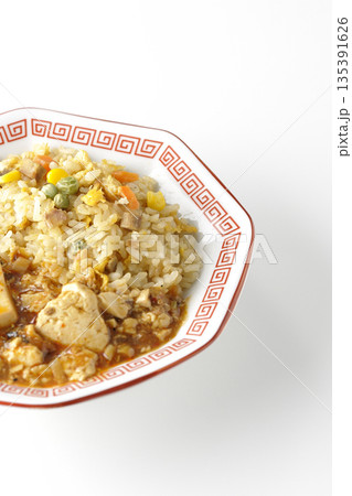 麻婆豆腐餡かけ炒飯を白背景で撮影 135391626