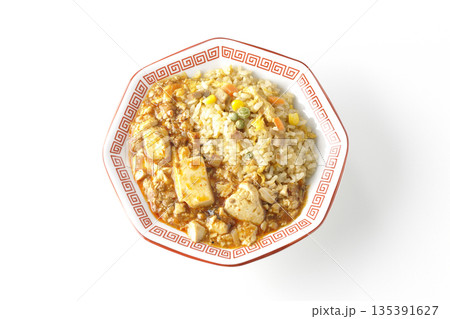 麻婆豆腐餡かけ炒飯を白背景で撮影 麻婆豆腐餡かけ炒飯を白背景で撮影 135391627