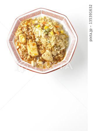 麻婆豆腐餡かけ炒飯を白背景で撮影 麻婆豆腐餡かけ炒飯を白背景で撮影 135391632