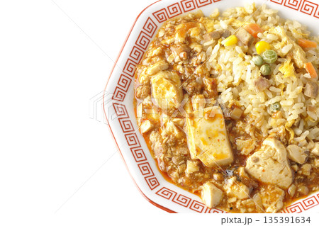 麻婆豆腐餡かけ炒飯を白背景で撮影 麻婆豆腐餡かけ炒飯を白背景で撮影 135391634