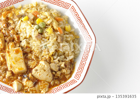 麻婆豆腐餡かけ炒飯を白背景で撮影 135391635