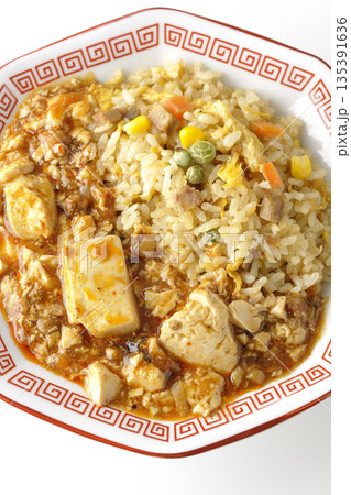 麻婆豆腐餡かけ炒飯を白背景で撮影 麻婆豆腐餡かけ炒飯を白背景で撮影 135391636