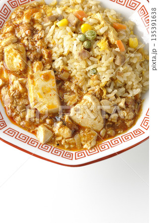 麻婆豆腐餡かけ炒飯を白背景で撮影 麻婆豆腐餡かけ炒飯を白背景で撮影 135391638
