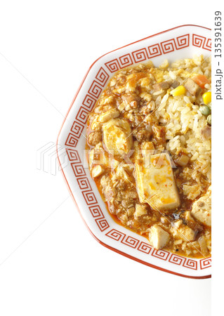 麻婆豆腐餡かけ炒飯を白背景で撮影 麻婆豆腐餡かけ炒飯を白背景で撮影 135391639