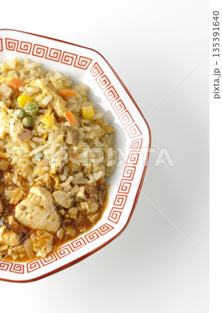 麻婆豆腐餡かけ炒飯を白背景で撮影 麻婆豆腐餡かけ炒飯を白背景で撮影 135391640