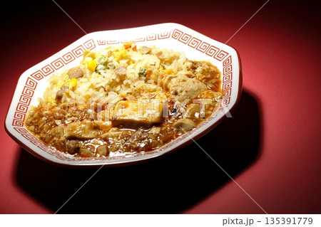 麻婆豆腐餡かけ炒飯 135391779