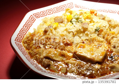 麻婆豆腐餡かけ炒飯 135391781