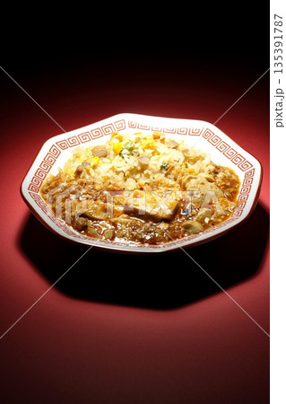 麻婆豆腐餡かけ炒飯 135391787