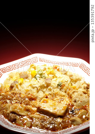 麻婆豆腐餡かけ炒飯 135391792