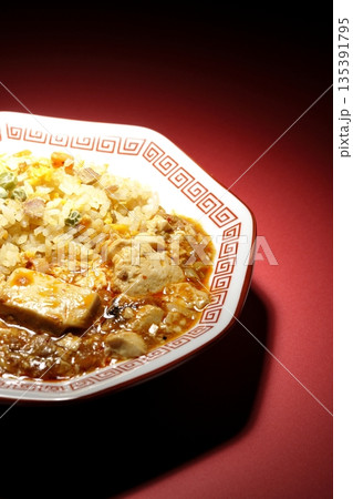 麻婆豆腐餡かけ炒飯 麻婆豆腐餡かけ炒飯 135391795