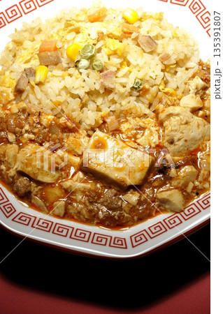 麻婆豆腐餡かけ炒飯 135391807